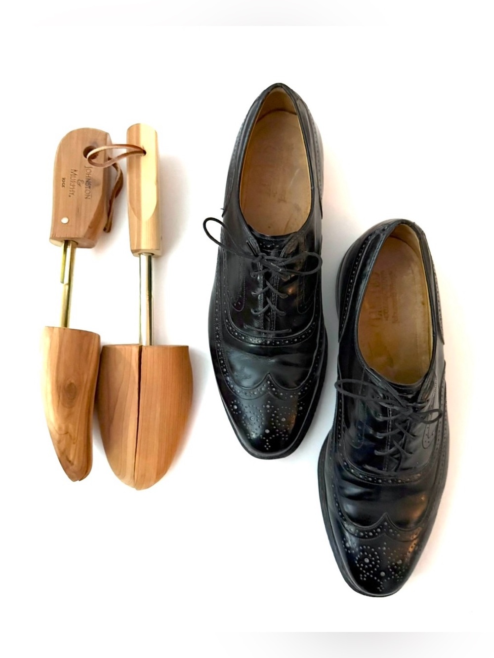 VGUC * Johnston Murphy Black Wingtip Dress Shoe w/J & M Cedar Stretchers (9 1/2)
